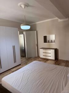 Modern Beach Apartment - 5 Min Walk to Sea - Balcony - AC - Fast WiFi