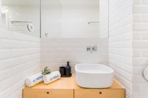 Urban Retreat with Balcony, Bright and Central Porto