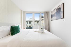 Urban Retreat with Balcony, Bright and Central Porto