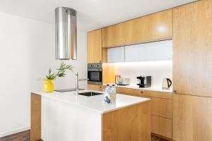 Urban Retreat with Balcony, Bright and Central Porto