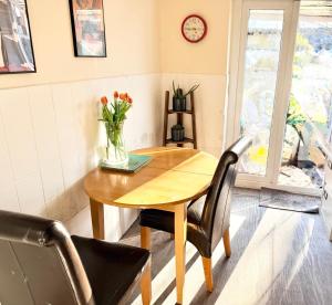 Central Reading Cozy Spacious Room