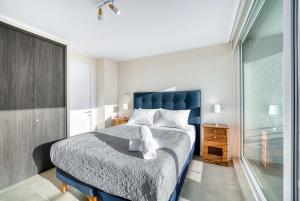 Coastal Vibe 2D Parking, Views and Desk