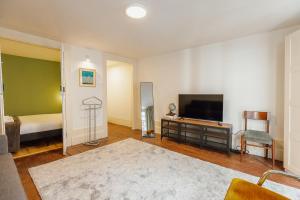 Charming Apartment by Hosty