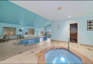 Luxe Buffalo River Retreat - Heated Pool, Spa.