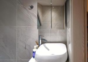 GimiSpaceFour - Compact Loft in City Center Easy Living