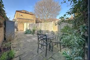 Bright Modern 1BDR Apt with Garden and Balcony