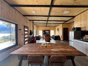 Amplia cabaña orilla lago Rupanco