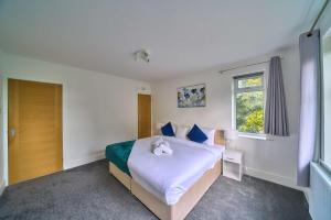 Spacious 4-Bedroom House in High Wycombe with Parking Fast WiFi