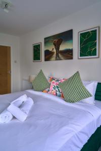 Spacious 4-Bedroom House in High Wycombe with Parking Fast WiFi
