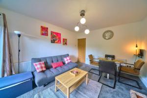 Spacious 4-Bedroom House in High Wycombe with Parking Fast WiFi