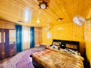 Retreat house boat