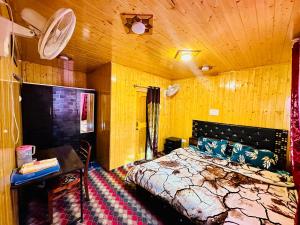 Retreat house boat