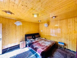 Retreat house boat