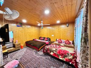Retreat house boat