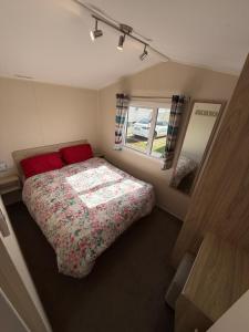 Seaside Caravan in a Leisure Park with WiFi & Parking - 3 bedrooms