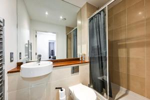 Spacious 3Bed Apartment in Stratford-Free Parking & Terrace