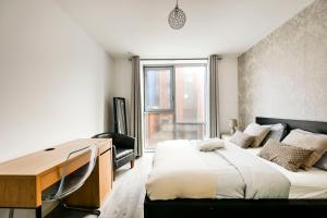 Spacious 3Bed Apartment in Stratford-Free Parking & Terrace