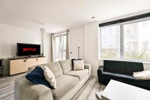 Spacious 3Bed Apartment in Stratford-Free Parking & Terrace