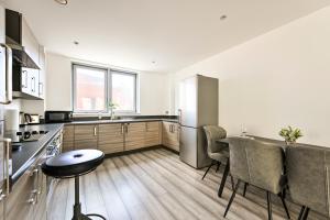 Spacious 3Bed Apartment in Stratford-Free Parking & Terrace