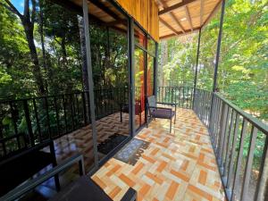 Roca Verde - Cabaña entre árboles