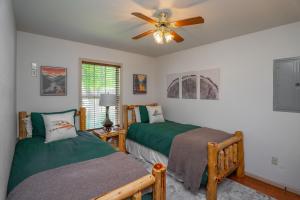 Riverfront Little Red Cabin, Hot Tub, World-class Trout Fishing, Views & Boat Access