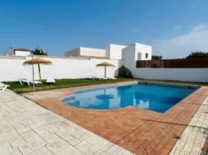 Chalet con piscina privada no permitimos grupos de jovenes