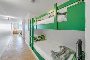 Pelican Isle 215 - The Emerald Spritz