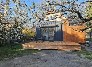 Modernes Tiny House mit Terrasse und Parkplatz