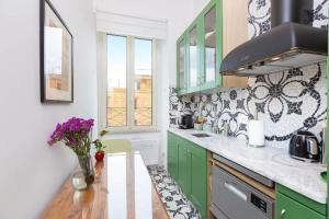 Casa dartista con soffitti depoca vicino Termini