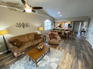 Updated 2 BR | Central Location | 2 Pools & Hot Tub | FREE TICKETS INCLUDED - FHD-18