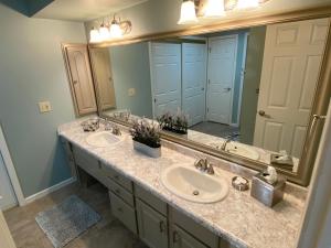 Updated 2 BR | Central Location | 2 Pools & Hot Tub | FREE TICKETS INCLUDED - FHD-18