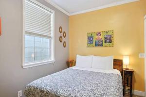 Cozy home w 2 kitchens & porches near streetcar