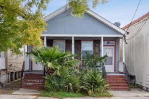 Cozy home w 2 kitchens & porches near streetcar