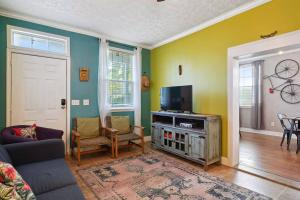 Cozy home w 2 kitchens & porches near streetcar