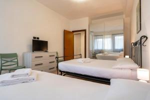 2 min Metro - Sleeps 7 - 2 BR - 2 baths