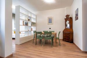 2 min Metro - Sleeps 7 - 2 BR - 2 baths