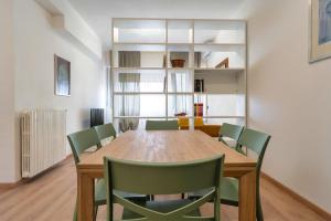 2 min Metro - Sleeps 7 - 2 BR - 2 baths