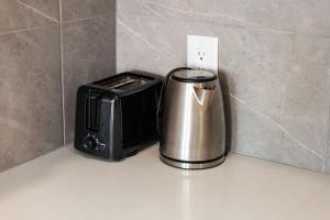 Bright 1BR with Pool View in Prime Location