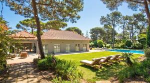 The Olive Villa Cascais Vive el lujo sereno entre pinares junto al Atlántico 5 minutos de la playa andando