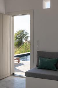 Villa AVRA, a serene Cycladic villa with private pool overlooking the Aegean Sea