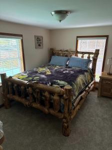 Cozy Cottage Sleeps 4 Walk to Downtown Springs