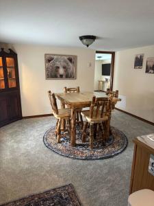 Cozy Cottage Sleeps 4 Walk to Downtown Springs