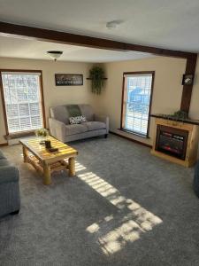 Cozy Cottage Sleeps 4 Walk to Downtown Springs