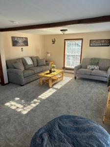 Cozy Cottage Sleeps 4 Walk to Downtown Springs