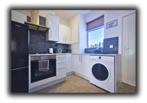 Pitchside Quarters Near Anfield sleeps 7