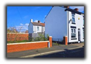 Pitchside Quarters Near Anfield sleeps 7