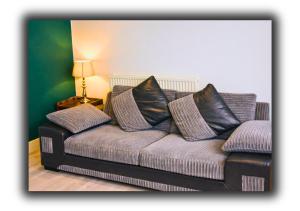 Pitchside Quarters Near Anfield sleeps 7