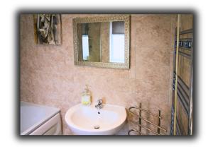 Pitchside Quarters Near Anfield sleeps 7