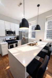 Flexhome West Town - Spacious 2BR Duplex