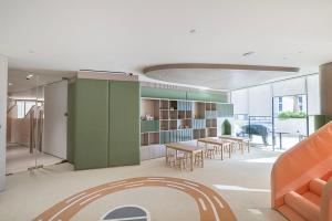 Luxury Apt w Balcony Pool & Skyline Views